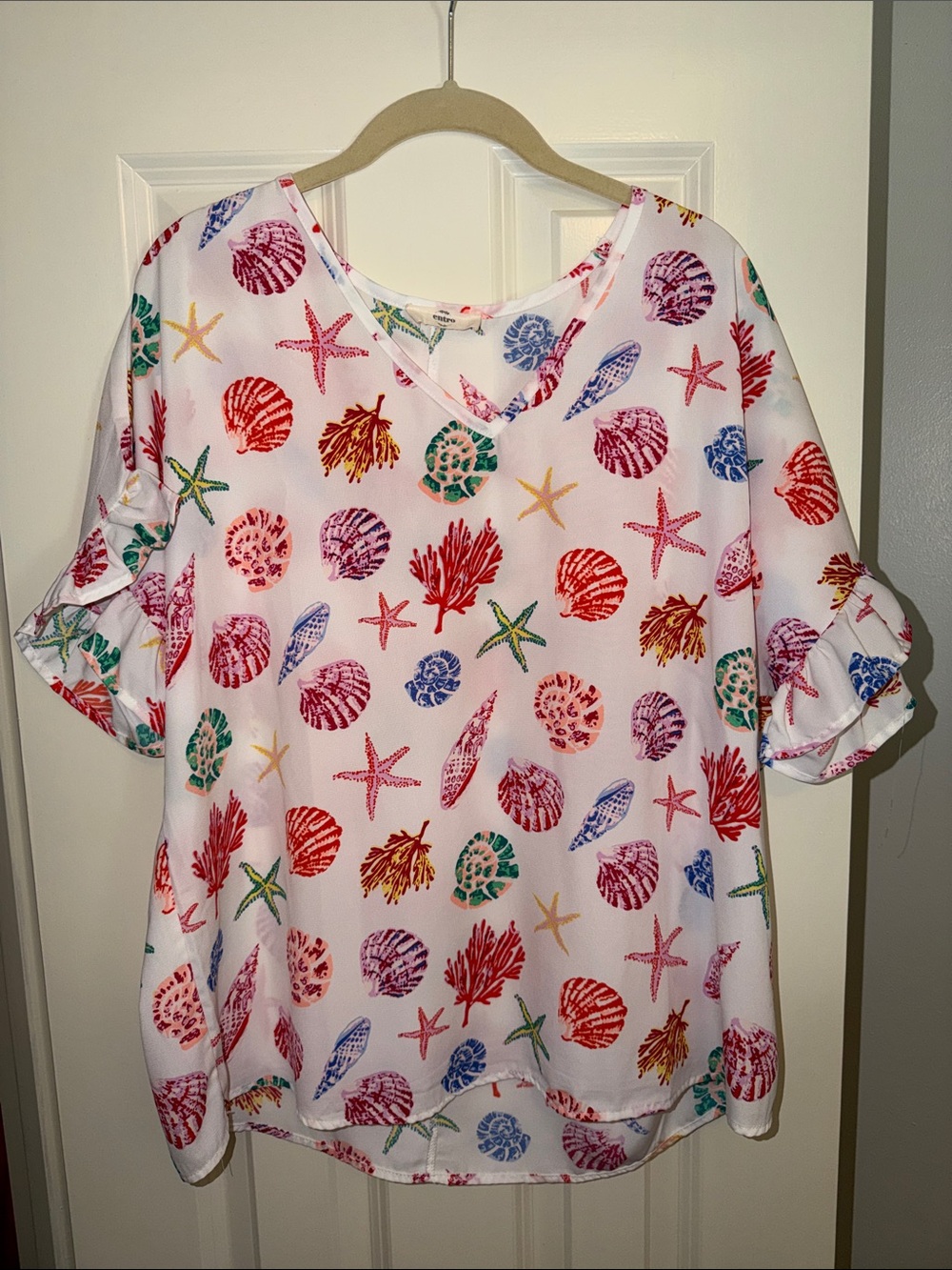entro White V-Neck Shell & Starfish Print Blouse
